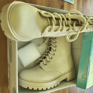 NIB Soda ivory combat boots sz 7